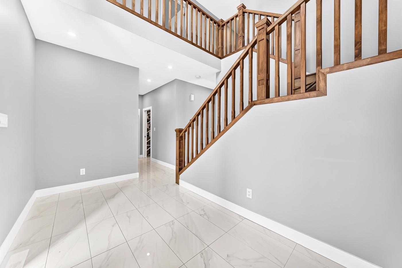 Main house interior, view 12
